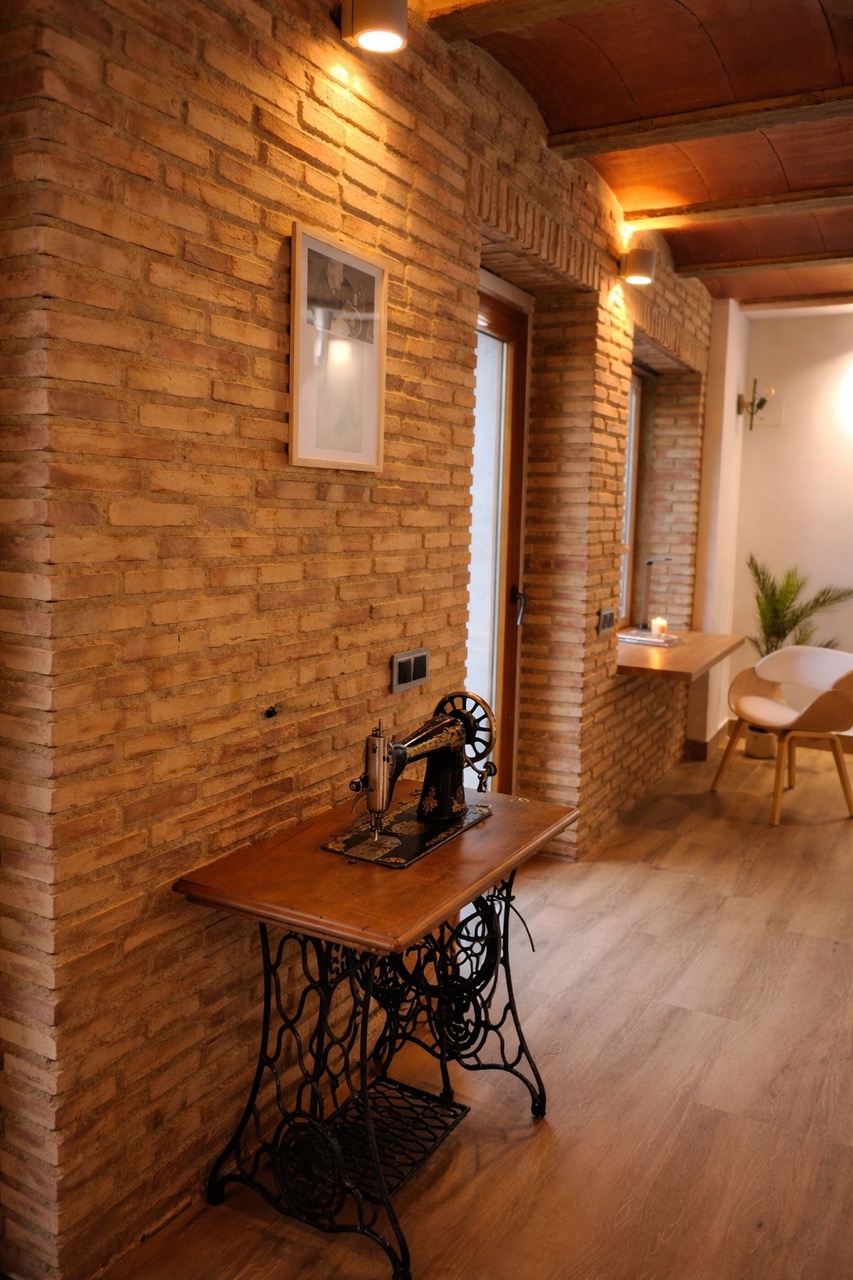 maquina de coser en la casa rural tierra